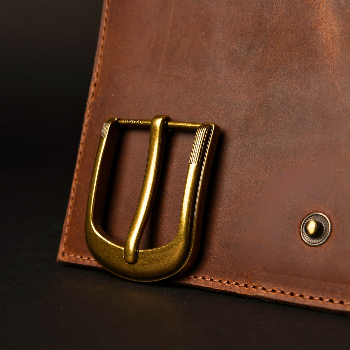 Rounded brass belt buckle with straight prong, 40 mm