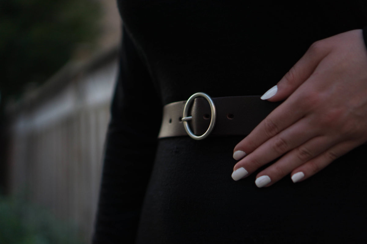 Sempre vachetta leather waist belt with circular buckle